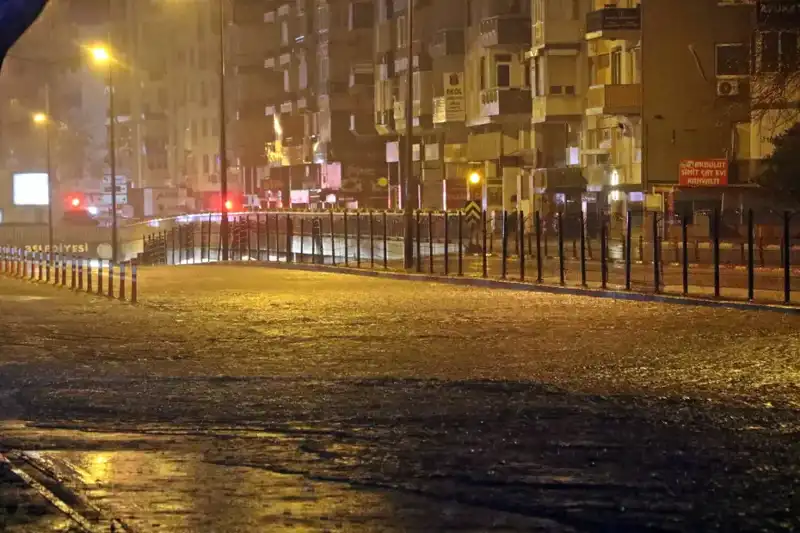 Antalya'da Şiddetli Yağışlar Sonrasında Yollar Göl Oldu, Araçlar Mahsur Kaldı